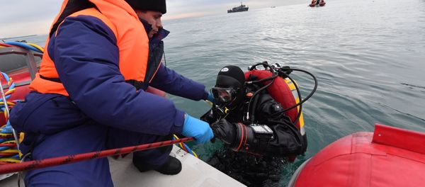 Emergencies Ministry rescuers during a search operation at the crash site in the Black Sea near Sochi. Emergencies Ministry rescuers during a search operation at the crash site in the Black Sea near Sochi. - Sputnik International