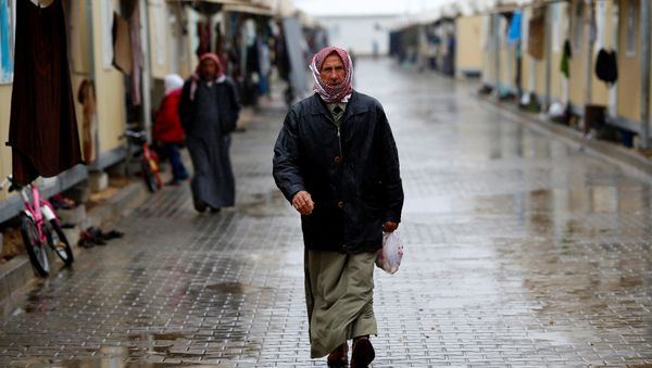 A Syrian refugee man walks in Elbeyli refugee camp near the Turkish-Syrian border in Kilis province, Turkey, December 1, 2016 - Sputnik International