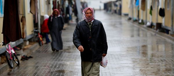 A Syrian refugee man walks in Elbeyli refugee camp near the Turkish-Syrian border in Kilis province, Turkey, December 1, 2016 - Sputnik International