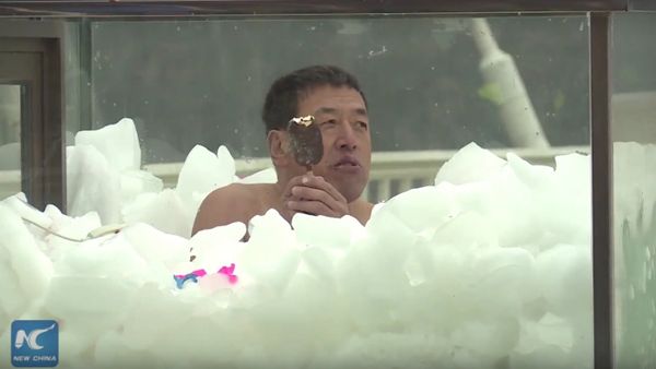 Chinese icemen immersed in ice for 2+ hours, break world record - Sputnik International