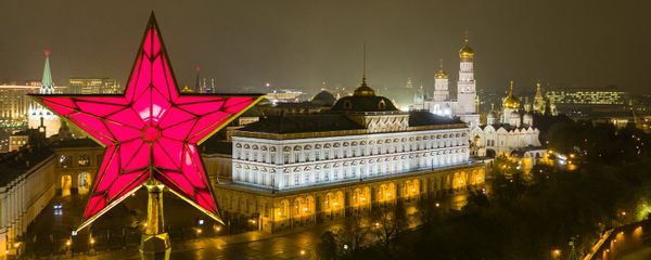 The star atop the Vodovzvodnaya Tower of the Moscow Kremlin. Right: the Grand Kremlin Palace, and the Church of St. John Climacus the Ivan the Great Bell Tower - Sputnik International