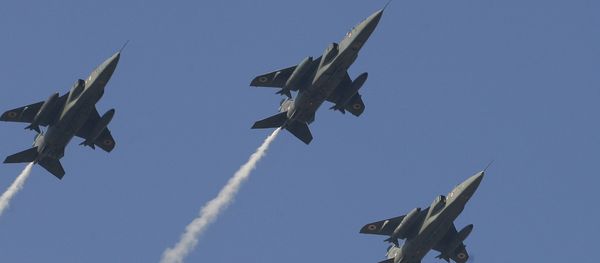 Indian Air Force jet fighters fly over India Gate as part of the Republic Day Parade rehearsal, on January 21, 2011 Indian Air Force jet fighters fly over India Gate as part of the Republic Day Parade rehearsal, on January 21, 2011 - Sputnik International