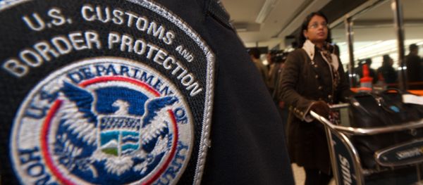 An international air traveler (r) clears US Customs and Border Protection declarations to enter the United States in the US Customs and Immigration area at Dulles International Airport(IAD) , December 21, 2011 in Sterling, Virgina, near Washington, DC An international air traveler (r) clears US Customs and Border Protection declarations to enter the United States in the US Customs and Immigration area at Dulles International Airport(IAD) , December 21, 2011 in Sterling, Virgina, near Washington, DC - Sputnik International