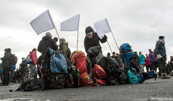 White flags are fixed on backpacks at the Tempelhofer field before the start of a solidarity march for Aleppo in Berlin, Germany, on December 26, 2016 - Sputnik International