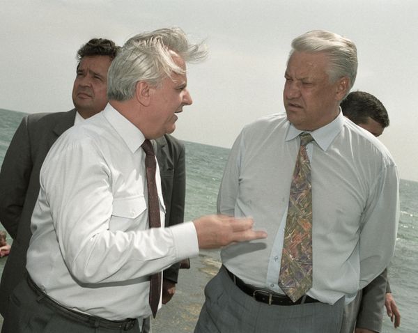 Russian President Boris Yeltsin (right) talks to the Ukrainian President Leonid Kravchuk (left) while on a walk in Dagomys park, 1992. - Sputnik International