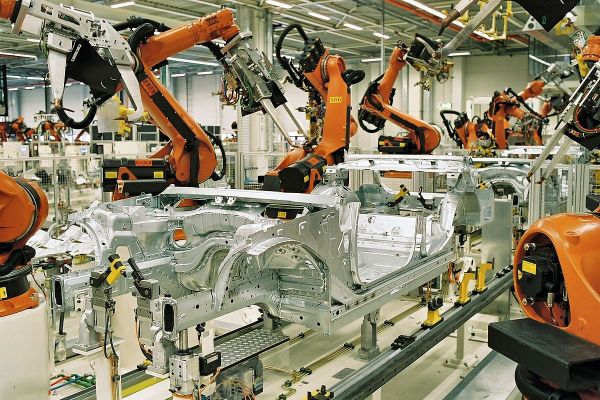 Kuka robots spot welding in the automotive industry - Sputnik International