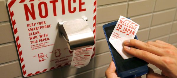 A man demonstrates a toilet roll for wiping smartphones, installed by Japanese mobile phone company NTT Docomo, in a high-tech bathroom equipped with bidet and heated seat at Narita international airport in Narita, Japan, December 28, 2016 A man demonstrates a toilet roll for wiping smartphones, installed by Japanese mobile phone company NTT Docomo, in a high-tech bathroom equipped with bidet and heated seat at Narita international airport in Narita, Japan, December 28, 2016 - Sputnik International