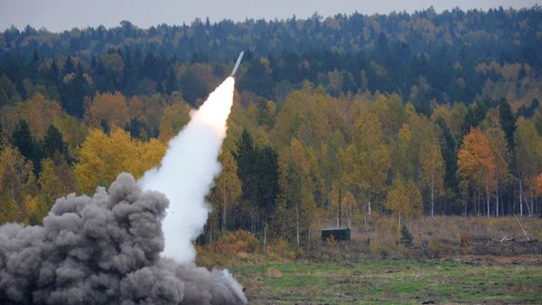 The BM-30 Smerch heavy multiple rocket launcher - Sputnik International