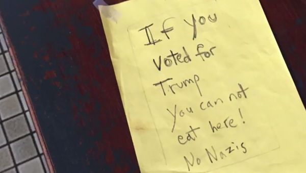 Sign Posted Outside of Cafe 8 1/2 in Honolulu, Hawaii - Sputnik International