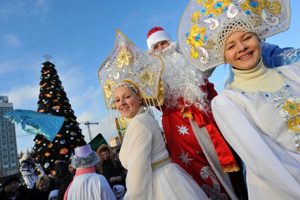 Russian Snow Maidens VS Santa Girls - Sputnik International