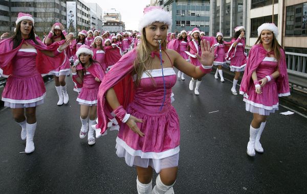 Russian Snow Maidens VS Santa Girls - Sputnik International