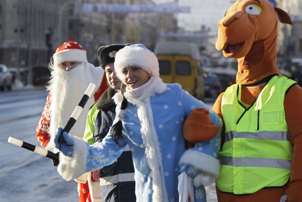 Russian Snow Maidens VS Santa Girls - Sputnik International