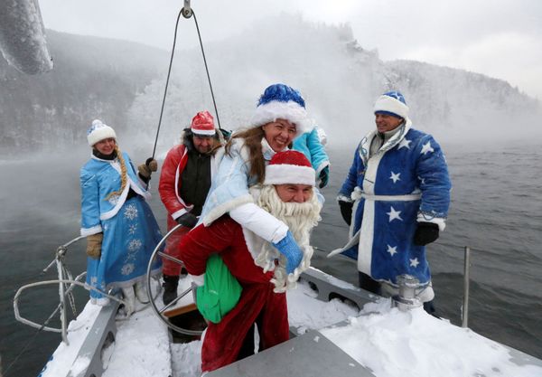Russian Snow Maidens VS Santa Girls - Sputnik International