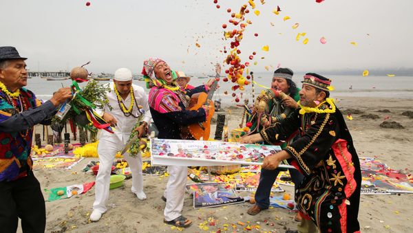 Peruvian shamans perform a ritual of predictions for the new year at Pescadores beach in Chorrillos, Lima, Peru, December 29, 2016. Peruvian shamans perform a ritual of predictions for the new year at Pescadores beach in Chorrillos, Lima, Peru, December 29, 2016. - Sputnik International