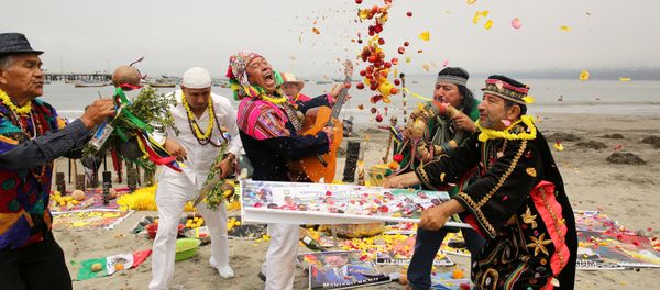 Peruvian shamans perform a ritual of predictions for the new year at Pescadores beach in Chorrillos, Lima, Peru, December 29, 2016. - Sputnik International