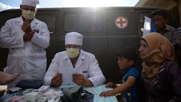 Russian doctors provide consultations to residents of Kaukab, Syria during the distribution of Russian humanitarian aid. (File) - Sputnik International