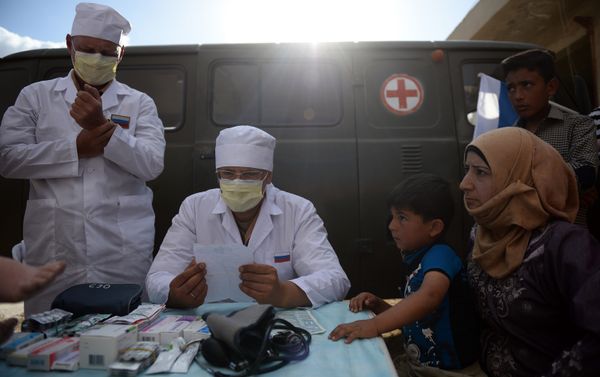 Russian doctors provide consultations to residents of Kaukab, Syria during the distribution of Russian humanitarian aid. (File) Russian doctors provide consultations to residents of Kaukab, Syria during the distribution of Russian humanitarian aid. (File) - Sputnik International