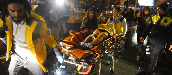 First aid officers carry an injured woman at the site of an armed attack on January 1, 2017 in Istanbul. - Sputnik International