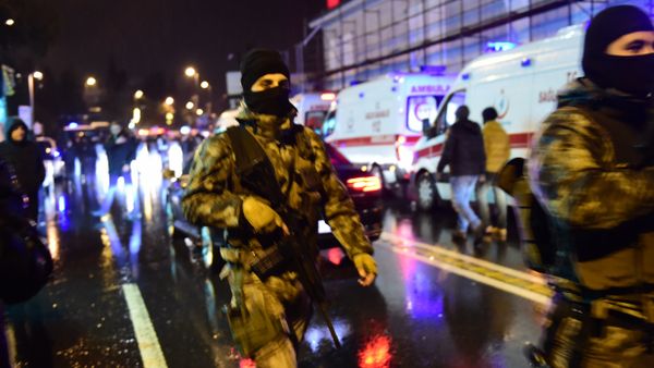 Turkish special force police officers and ambulances are seen at the site of an armed attack January 1, 2017 in Istanbul. - Sputnik International
