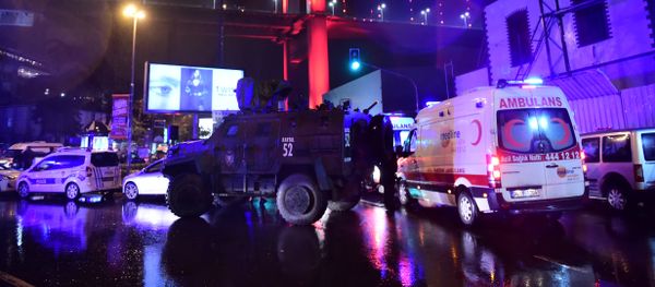 Turkish special force police officers and ambulances are seen at the site of an armed attack January 1, 2017 in Istanbul. - Sputnik International