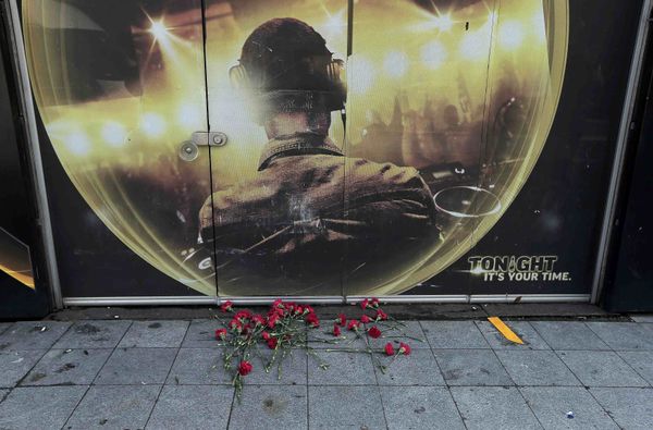 Flowers are placed outisde the Reina nightclub by the Bosphorus, which was attacked by a gunman, in Istanbul, Turkey, January 1, 2017. - Sputnik International