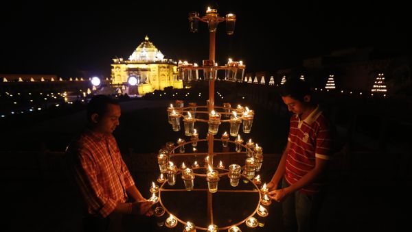 Indians light lamps at Akshardham temple on the eve of Diwali, the festival of lights, in Gandhinagar, India. (File) - Sputnik International