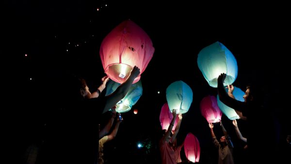 People hold sky lanterns to release during a campaign against the use of firecrackers during Diwali festival in Kolkata, India - Sputnik International