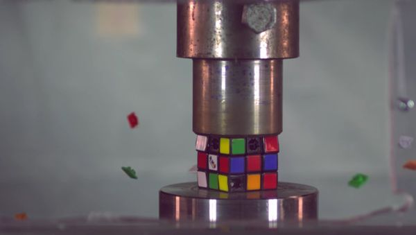 SUPER SLOW MOTION: rubik's cube and hockey puck with hydraulic press - Sputnik International