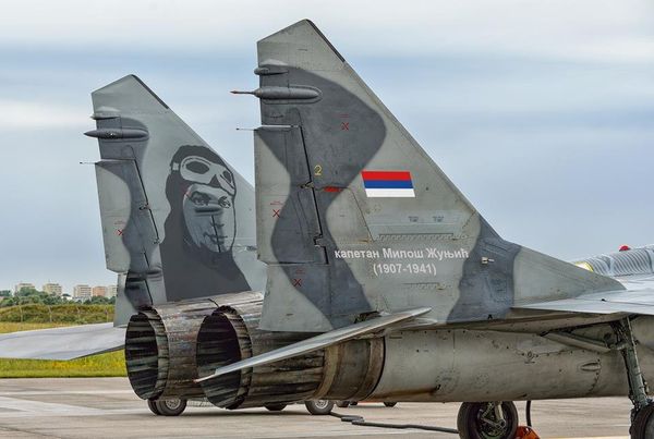 Russian MIGs with Serbian pilots painted on them  - Sputnik International