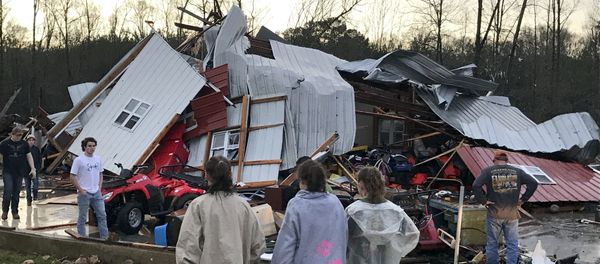 People examine a barn owned by the Miller family that was destroyed during a storm south of Mount Olive, Miss., Monday, Jan. 2, 2017 - Sputnik International