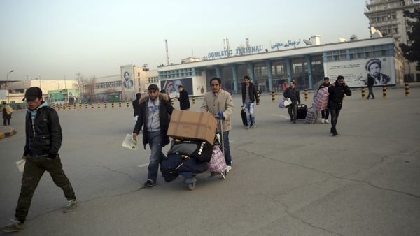 Afghans who were deported from Germany exit the Kabul International Airport, Kabul, Afghanistan, Thursday, Dec. 15, 2016 - Sputnik International