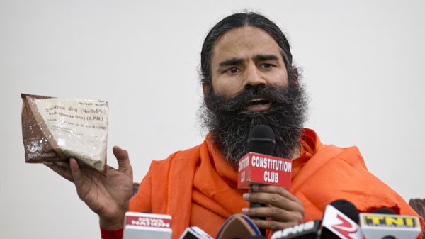 Indian yoga guru Baba Ramdev displays a packet of Ayurvedic medicine called “Putrajeevak Beej”, which is produced by Patanjali Ayurveda Kendra, part of a trust established by him in New Delhi, India (File) - Sputnik International