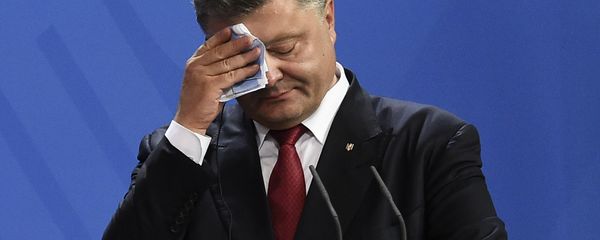 Ukrainian President Petro Poroshenko wipes his brow during a press conference with his German and French counterparts following talks at the chancellery in Berlin on August 24, 2015 - Sputnik International
