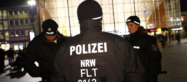 German police officers gather near the Hauptbahnhof before New Year celebrations for 2017 in Cologne, Germany, December 31, 2016 - Sputnik International