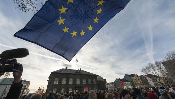 Thousands of protesters gather in front of the Parliament in the Icelandic capital Reykjavik on February 24, 2014 to demand a referendum amid a government bid to pull out of EU accession talks without a popular vote. Thousands of protesters gather in front of the Parliament in the Icelandic capital Reykjavik on February 24, 2014 to demand a referendum amid a government bid to pull out of EU accession talks without a popular vote. - Sputnik International