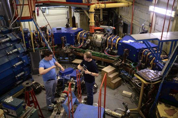 Scientific center employees during technical work on the VEPP-2000 collider at the Budker Institute of Nuclear Physics in Novosibirsk - Sputnik International