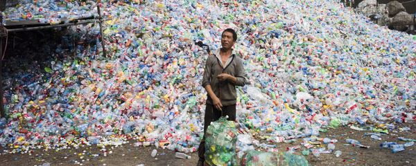 Chinese labourer sorting out plastic bottles for recycling in Dong Xiao Kou village, on the outskirt of Beijing (File) Chinese labourer sorting out plastic bottles for recycling in Dong Xiao Kou village, on the outskirt of Beijing (File) - Sputnik International