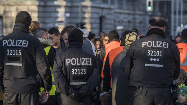 German police officers watch over a security check near the capital's Brandenburg Gate on December 31, 2016, as revellers arrive for New Year celebrations - Sputnik International