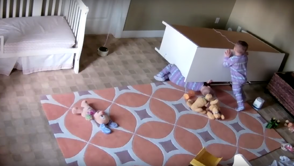 Calling in Backup: Twin Saves Brother From Dresser - Sputnik International