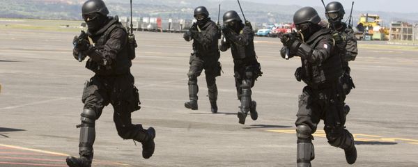 Indonesian Special Forces soldiers, also known as Kopassus, take position during a joint anti-terrorism exercise with Australia's elite unit SAS at the Bali International Airport, in Kuta, Indonesia on Tuesday, Sept. 28, 2010 Indonesian Special Forces soldiers, also known as Kopassus, take position during a joint anti-terrorism exercise with Australia's elite unit SAS at the Bali International Airport, in Kuta, Indonesia on Tuesday, Sept. 28, 2010 - Sputnik International