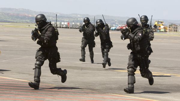 Indonesian Special Forces soldiers, also known as Kopassus, take position during a joint anti-terrorism exercise with Australia's elite unit SAS at the Bali International Airport, in Kuta, Indonesia on Tuesday, Sept. 28, 2010 - Sputnik International