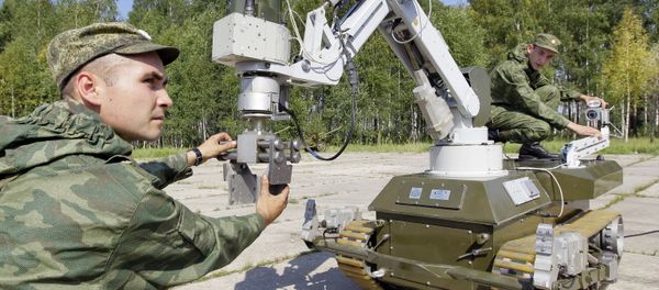 Servicemen from the fresh replacement of the NBC Defense Forces' 200th rapidly-deployment unit, seen using unmanned ground systems for radiological terrain reconnaissance during their field exercises in the Bolshoye Bunkovo Village - Sputnik International