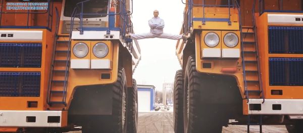 Белорус сел на шпагат между движущимися БелАЗами/The MOST EPIC Epic Split! 160 Ton BelAZ Dump Trucks Белорус сел на шпагат между движущимися БелАЗами/The MOST EPIC Epic Split! 160 Ton BelAZ Dump Trucks - Sputnik International