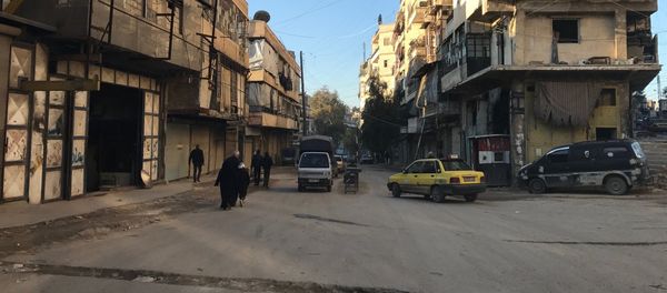 Residents in al-Midan neighborhood in Syria's Aleppo - Sputnik International