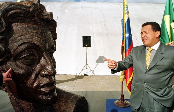 Venezuelan President Hugo Chavez(R) points at a giant bust of 19th century Venezuelan hero Simon Bolivar, known throughout Latin America as the Liberator, 07 May 1999 at the Latin American Memorial in Sao Paulo following a wreath laying ceremony. Venezuelan President Hugo Chavez(R) points at a giant bust of 19th century Venezuelan hero Simon Bolivar, known throughout Latin America as the Liberator, 07 May 1999 at the Latin American Memorial in Sao Paulo following a wreath laying ceremony. - Sputnik International