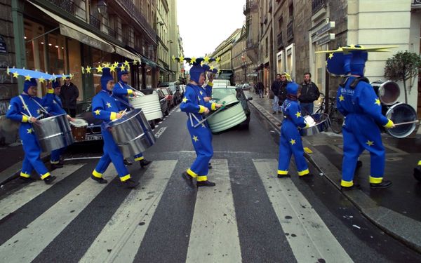 French actors dressed in Euro colors parade next to Paris stock exchange Monday Jan 4 1999 in celebration of the debut of Europe's new common currency, the euro, which some traders see as a ready alternative to the U.S. dollar. - Sputnik International