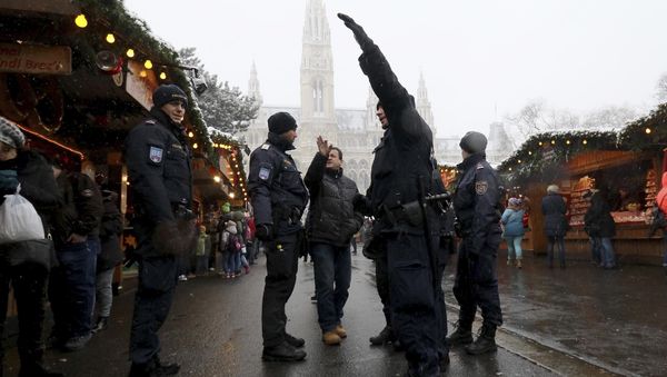 Police patrol at the Christmas market in front of the city hall in downtown Vienna, Austria, Tuesday, Dec. 20, 2016 - Sputnik International