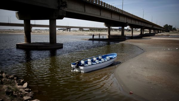Boat floats in the almost dried-up Chenab River, Pakistan's main river which originates from India, near Gujrat, Pakistan (File) - Sputnik International