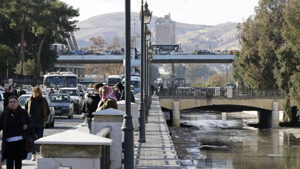 A general view shows people walking near the Barada river in the Syrian capital Damascus on January 3, 2017 - Sputnik International