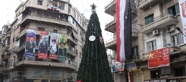 Syrians gather around a Christmas tree in Aleppo's government controlled Aziziyah neighbourhood on December 31, 2016 - Sputnik International